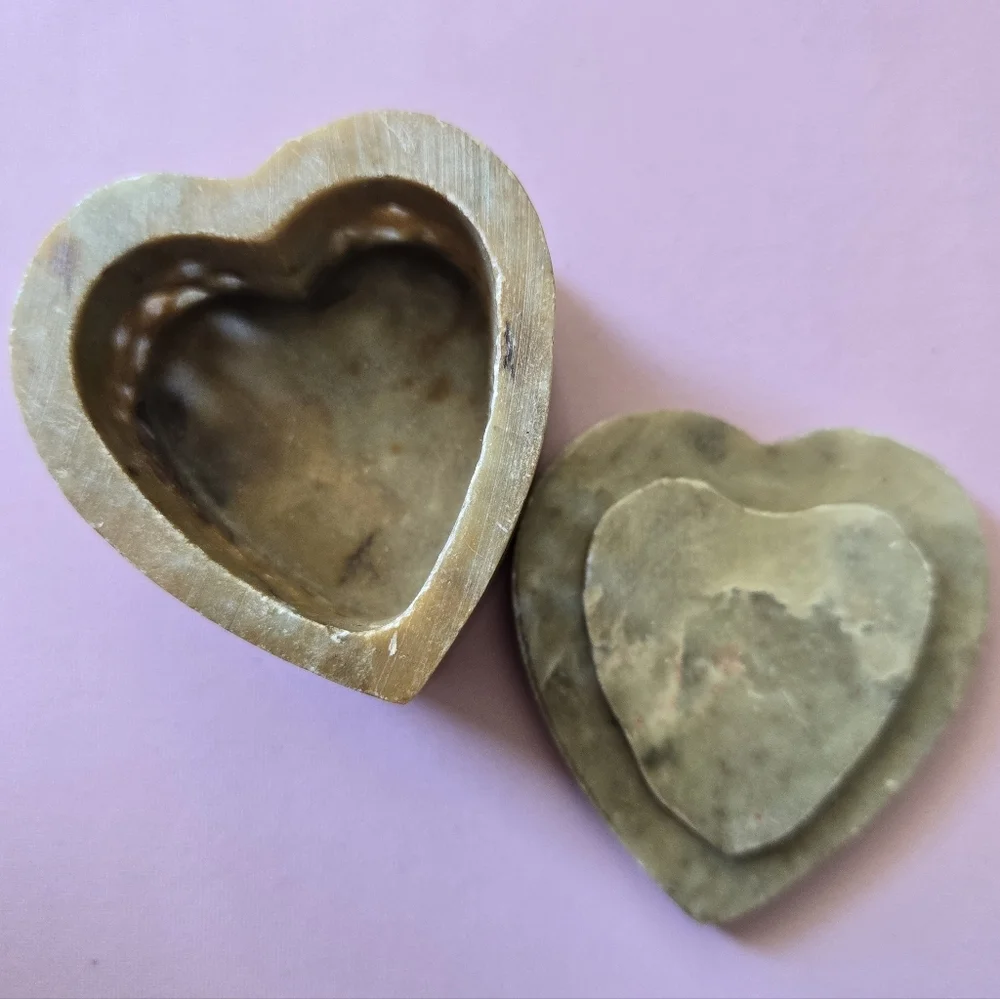 Vintage Soapstone Heart Trinket Box Floral Inlay Hand Carved Jali 2” - Picture 5 of 6